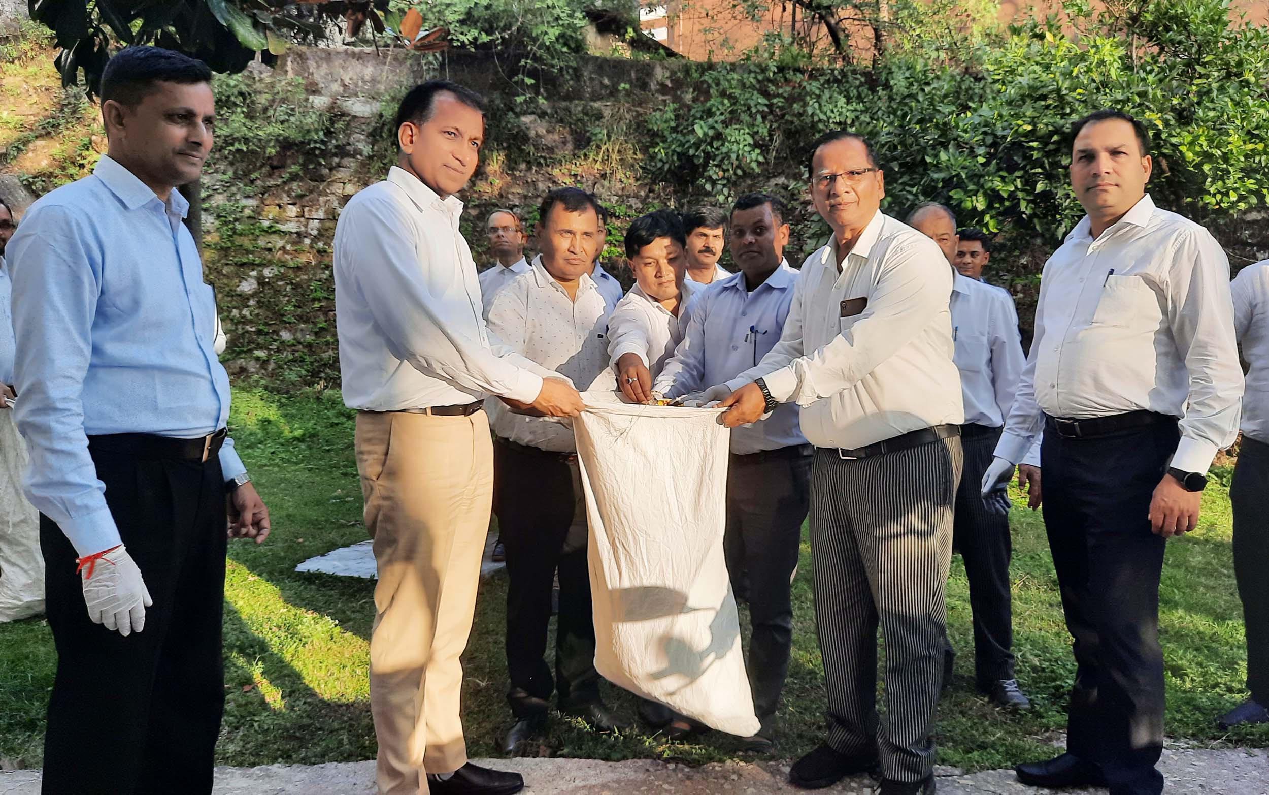 चमोलीः जिला न्यायाधीश धर्म सिंह के नेतृत्व में न्यायालय परिसर गोपेश्वर में वृहद स्वच्छता अभियान चलाया गया