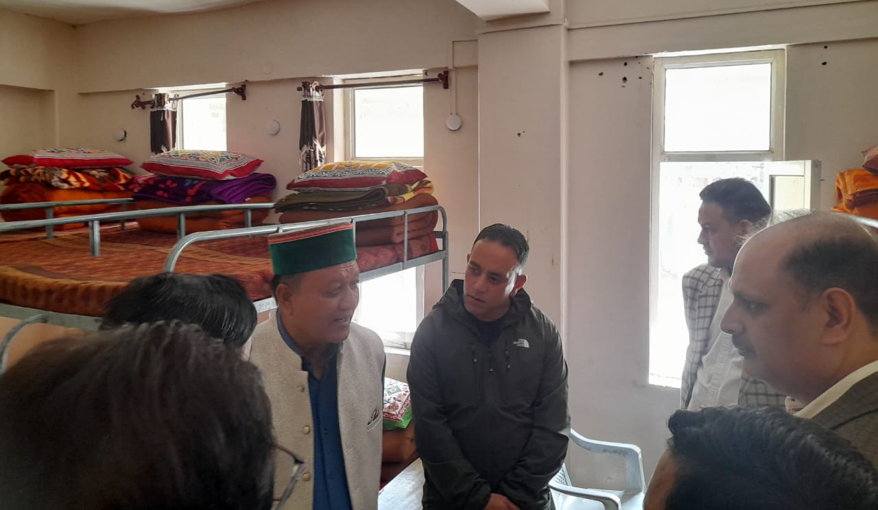 राजस्व मंत्री जगत सिंह नेगी ने राजकीय जनजातीय आवासीय विद्यालय का निरीक्षण कर उपलब्ध सुविधाओं का जायजा लिया