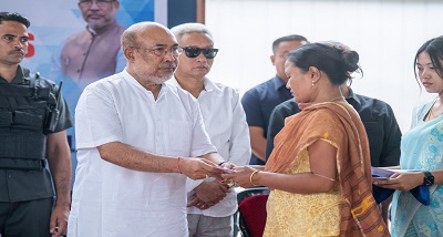 मणिपुर के मुख्‍यमंत्री एन. बीरेन सिंह ने राहत शिविरों में रह रहे श्रमिक कार्डधारकों के बच्‍चों को एकमुश्‍त वित्तीय सहायता राशि वितरित की