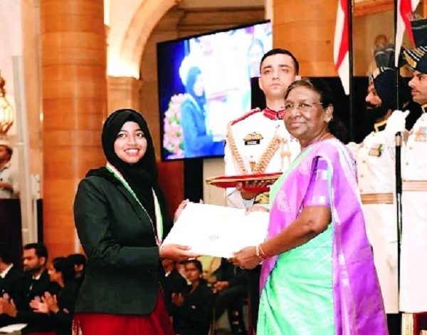 राष्ट्रपति द्रौपदी मुर्मू ने राष्ट्रपति भवन में 2020-21 के लिए राष्ट्रीय सेवा योजना पुरस्कार प्रदान किए