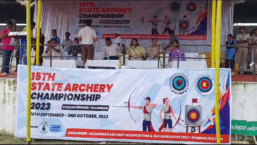 हजारीबाग: 15वीं राज्य स्तरीय 3 दिवसीय तीरंदाजी प्रतियोगिता का जिले की उपायुक्त नैंसी सहाय और पुलिस अधीक्षक मनोज रतन चौथे ने उदघाटन किया