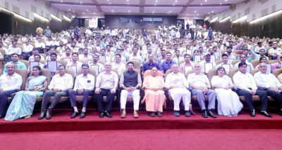 मुख्यमंत्री योगी आदित्यनाथ ने मिशन रोजगार के अंतर्गत चयनित कनिष्ठ सहायकों और कम्प्यूटर ऑपरेटरों को नियुक्ति-पत्र वितरित किये
