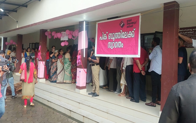 Kerala: Polling of 44.03% reports at bypoll of  Puthupally  Assembly constituency till 1 pm