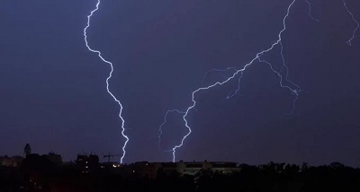 बिहार में बारिश के दौरान बिजली गिरने से पिछले चौबीस घंटों के दौरान आठ लोगों की मृत्यु