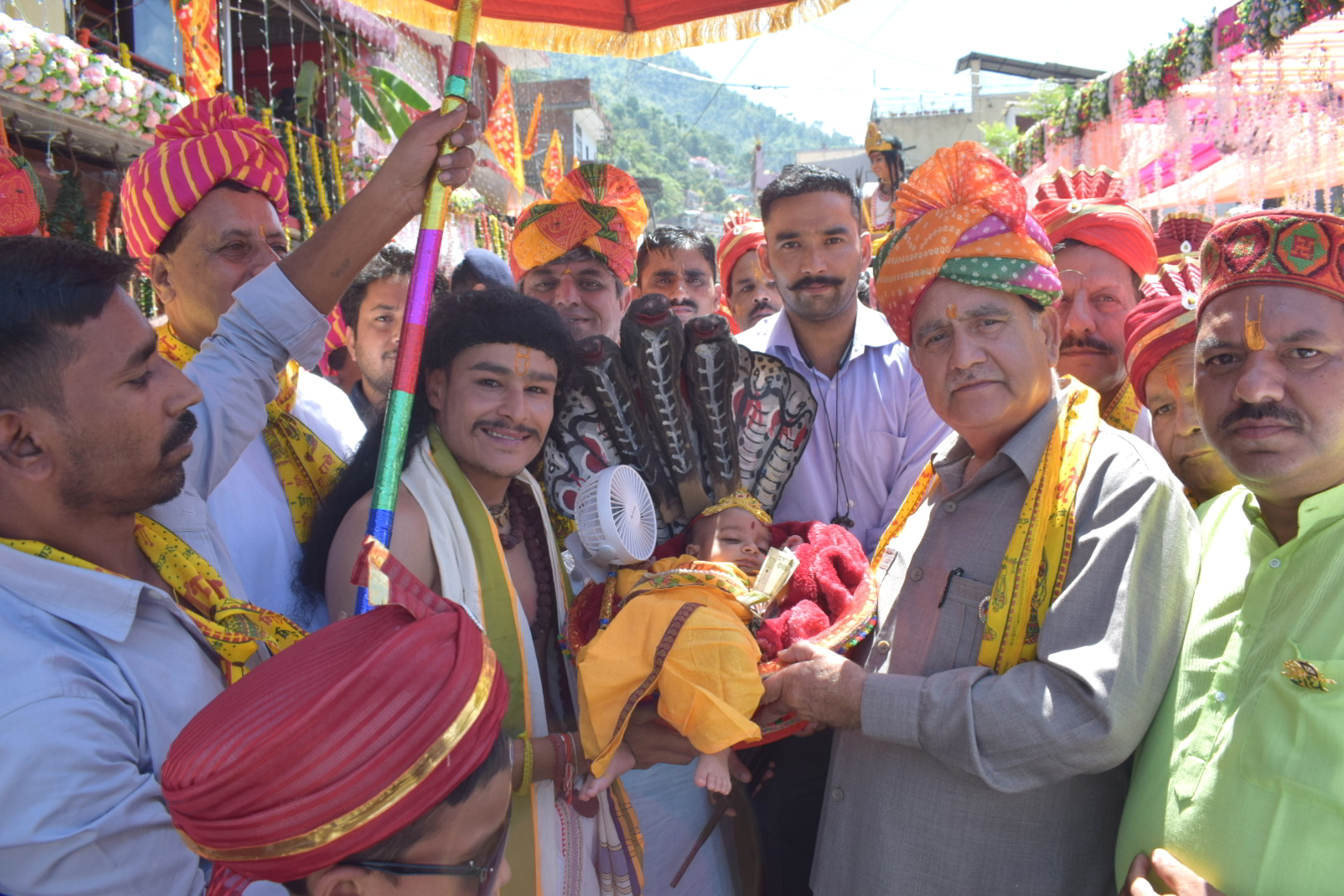 विधानसभा अध्यक्ष कुलदीप सिंह पठानिया ने जन्माष्टमी पर आयोजित शोभायात्रा में भाग लिया