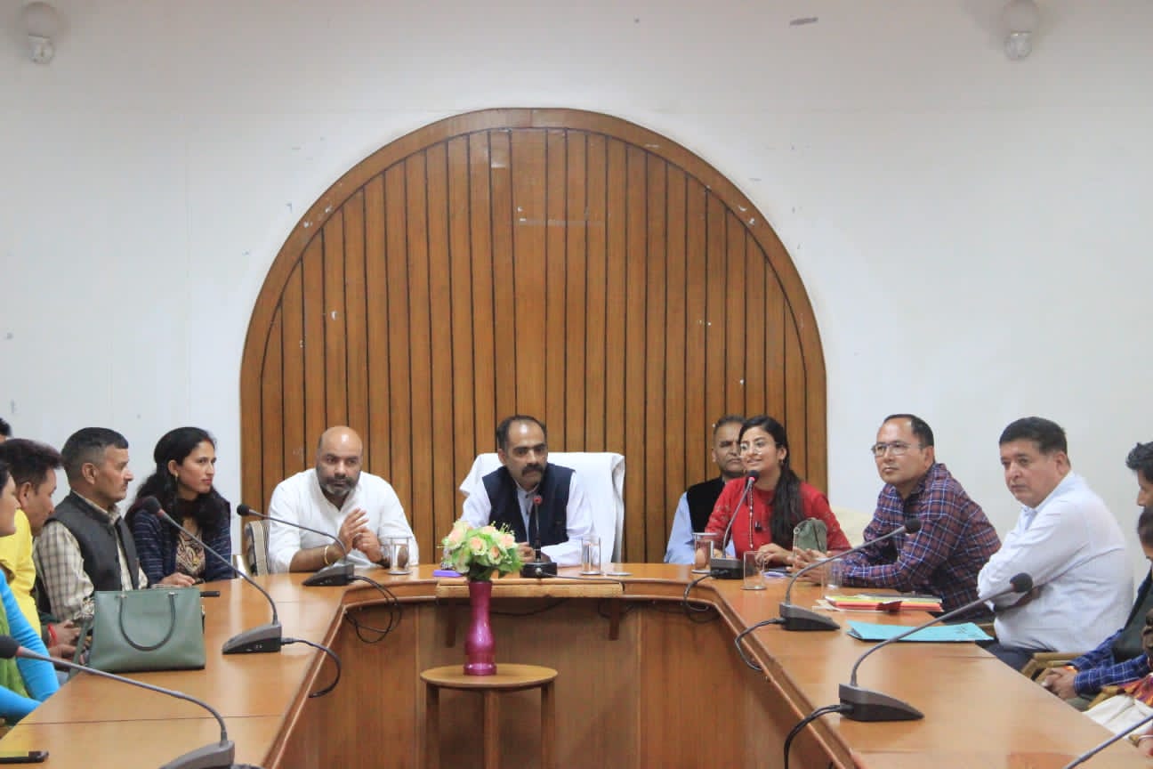 ग्रामीण विकास एवं पंचायती राज मंत्री अनिरुद्ध सिंह ने पांगी प्रवास के दौरान पांगी घाटी में बरसात के कारण हुए नुकसान का निरीक्षण किया