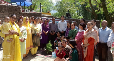 उपायुक्त अपूर्व देवगन ने आंगनबाड़ी केंद्र करियां में स्थानीय बच्चियों के साथ फलदार पौधे रोपित किए