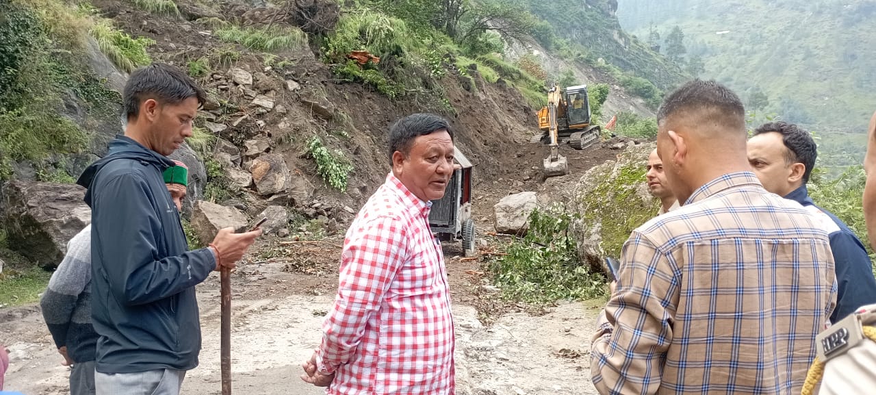 राजस्व मंत्री जगत सिंह नेगी ने अवरुद्ध राष्ट्रीय उच्चमार्ग-05 पर सड़क बहाली के कार्य का किया निरीक्षण
