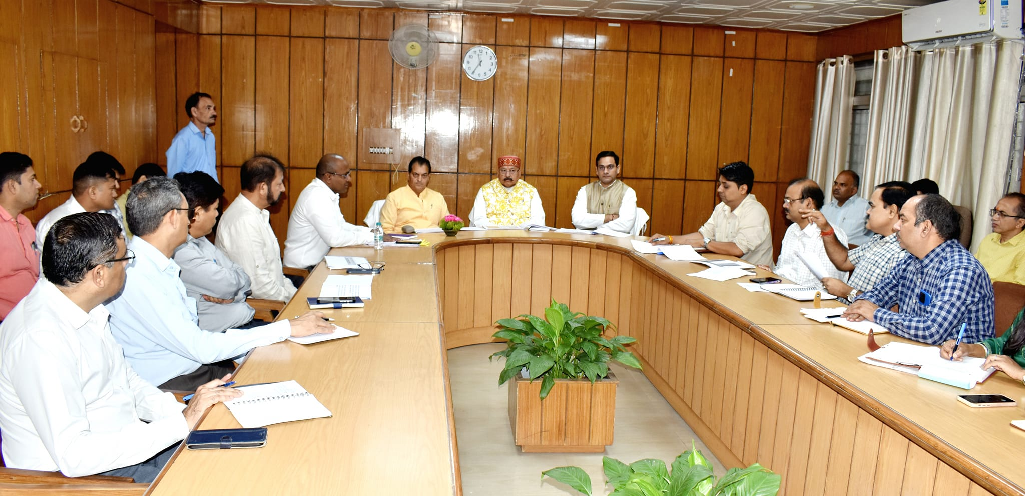 प्रदेश में निराश्रित गौवंश के संरक्षण के लिए गौशालाओं के निर्माण और उनकी क्षति को रोकने के लिए युद्धस्तर पर प्रयास किए जाएंगे–पशुपालन मंत्री सौरभ बहुगुणा